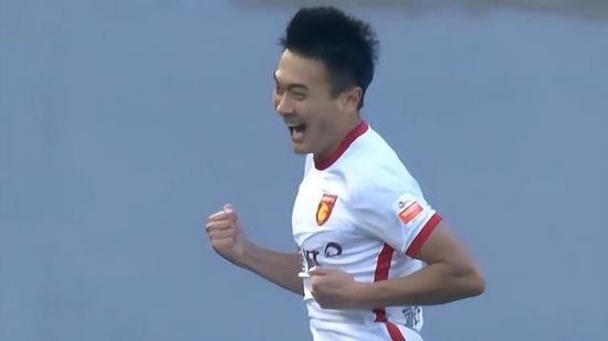 由刘德华监制，饶晓志导演，刘德华、肖央、万茜领衔主演的荒诞喜剧电影《人潮汹涌》发布新年推广曲《新的一年》